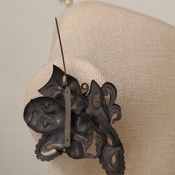 Mardi Gras Tricolored Mask Brooch - Picture 6 of 6